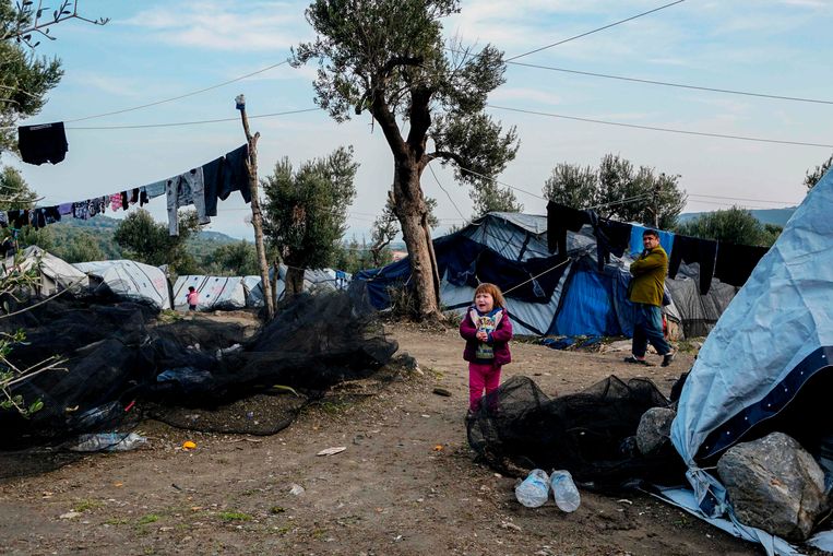 Een vluchtelingenkamp bij Moria op het Griekse eiland Lesbos. Beeld AFP