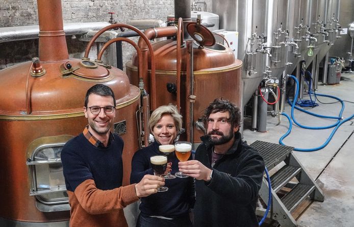 Pieter Verdonck van brouwerij Sint-Bernardus, Julie Depypere en brouwmeester Koen Hugelier.
