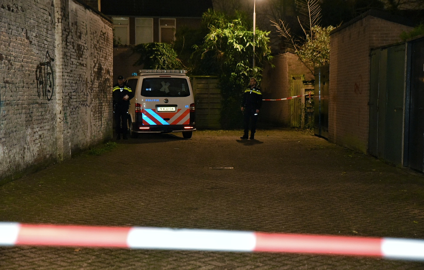 Dode Vrouw Gevonden In Steeg Tilburg, Politie Vermoedt Misdrijf | Foto |  Bndestem.Nl