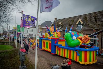 Carnavalsoptochten in Maas en Waal: lawaai, boeren en onthoofdingen