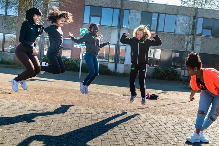 Buurtsportcoach Carina Kamps (blond) springt mee met (vlnr) Salma, Yordanos en Mame Aida. Beeld Reyer Boxem