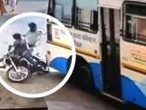 Un chauffeur de bus fonce sur deux voleurs à moto en Inde