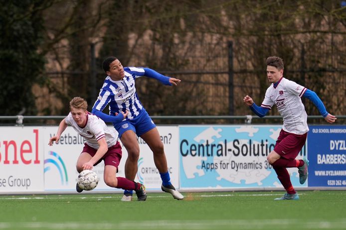 Jason Lenz van VV. Unicum in duel met een speler van WVF. De topscorer tekende afgelopen vrijdag bij voor de vereniging uit Lelystad.