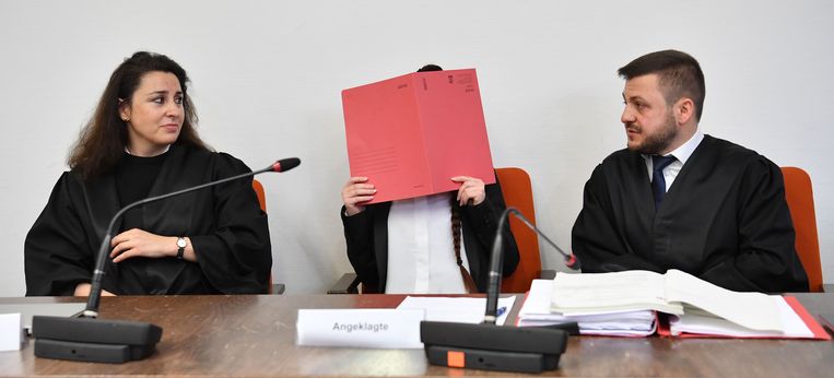 Terreurverdachte Jennifer W. tussen haar advocaten Ali Aydin en Seda Basay-Yildiz op de eerste zittingsdag in München.  Beeld Getty 