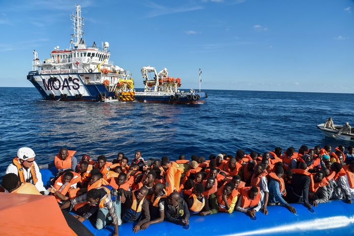 Een reddingsactie van de particuliere organisatie MOAS op de Middellandse Zee, eind 2016. Rechts kijkt de Libische Kustwacht toe.