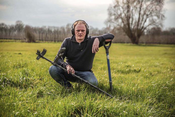 Dimitry Soenen, schepen in Ieper, maar ook metaaldetectorist.