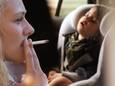Vrouw rookt met kind in auto. Foto ter illustratie.