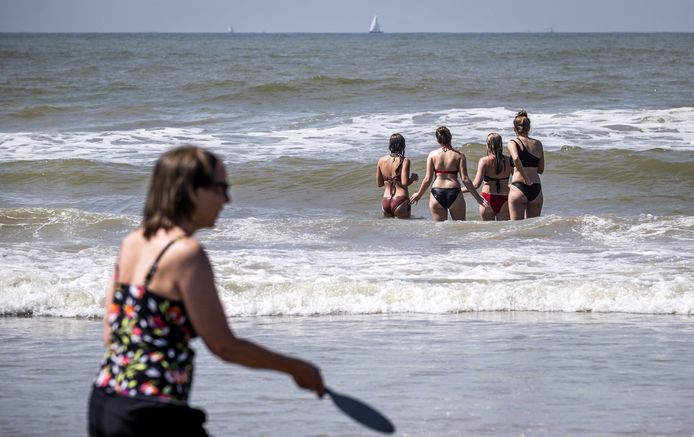 Bezoekers op het strand van Zandvoort, ter illustratie.