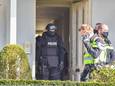 Zwaarbewapende agenten hebben het pand in Oosterbeek doorzocht.