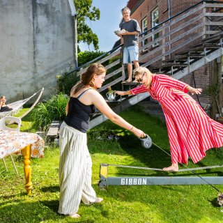 Op zaterdag ontbijt Lillian (45) met haar gezin in de tuin en oefent ze met slacklinen