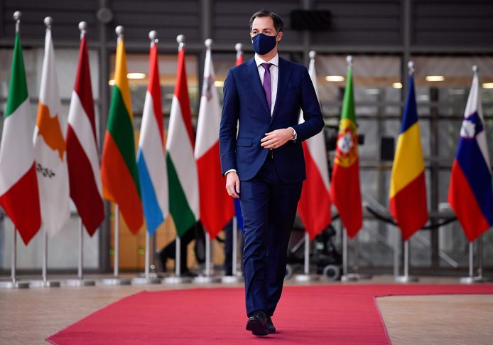 Premier Alexander De Croo bij zijn aankomst voor de Europese top in Brussel donderdag. “Een ambitieuze klimaataanpak betekent nieuwe economische kansen voor ons land. Dit gaat over de jobs van de toekomst”, zegt hij.