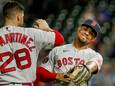 Xander Bogaerts (r) viert de overwinning op Minnesota Twins met J.D. Martinez.
