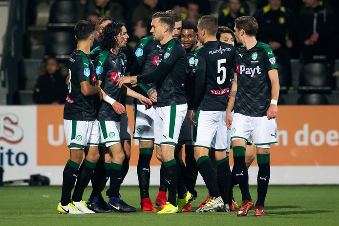 Spelers van Groningen feliciteren Lars Veldwijk (m) na zijn benutte penalty.