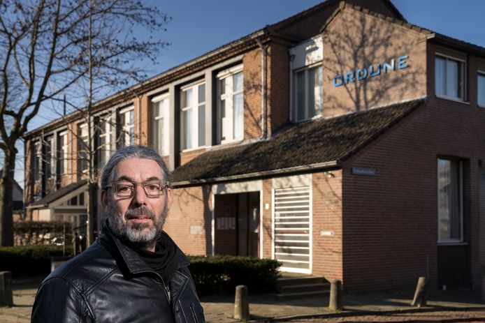Wim van Hassel voor het wooncomplex Ordune in Orthen, waar veel klachten over bestaan.
