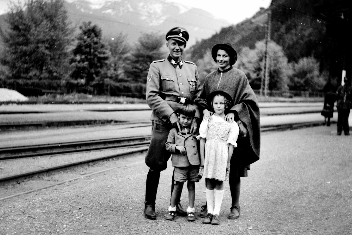 Otto en Charlotte Wächter in 1944 met hun kinderen Horst en Traute in Zell am See.