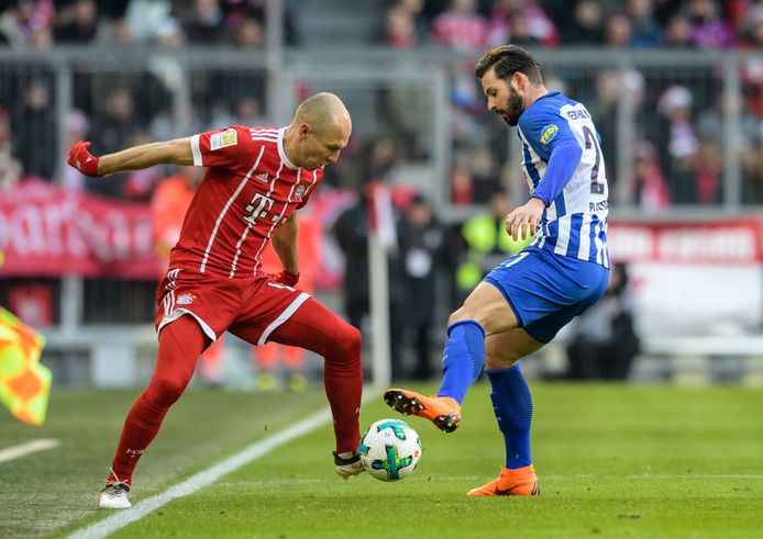 Arjen Robben in duel met Marvin Plattenhardt van Hertha.