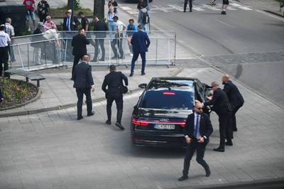 Slowaakse premier gewond geraakt bij schietpartij, zou geraakt zijn in buik