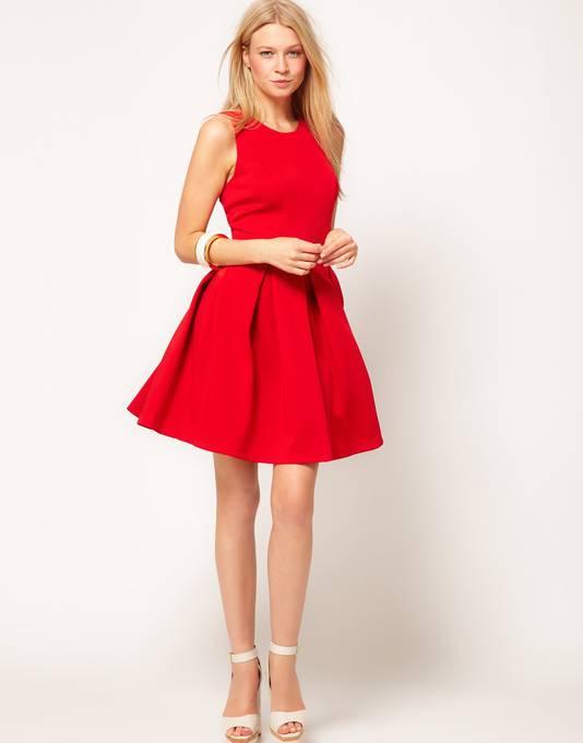 Necklet Kruipen Geit Vergeet het zwarte jurkje: deze rode versie past bij jou | Mode & Beauty |  hln.be