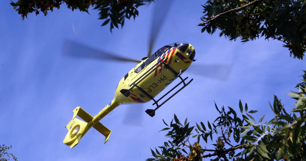 Scooterrijder zwaargewond bij botsing tegen boom in Veghel.