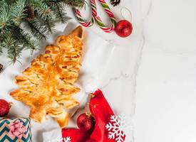 Deze feestelijke kerstboom van bladerdeeg kan iederéén maken