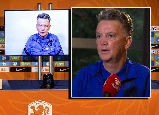 Louis van Gaal tijdens een persconferentie van het Nederlands elftal op ene beeldscherm. Inzet: met tranen in zijn ogen.