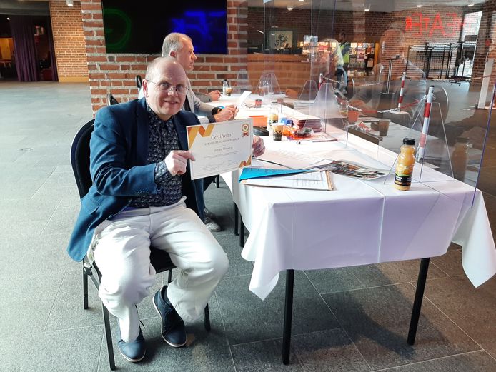 Trots toont de Nijverdaller Johan Wevers (51) het certificaat dat hij de cursus stembureau-medewerker met succes heeft afgerond.