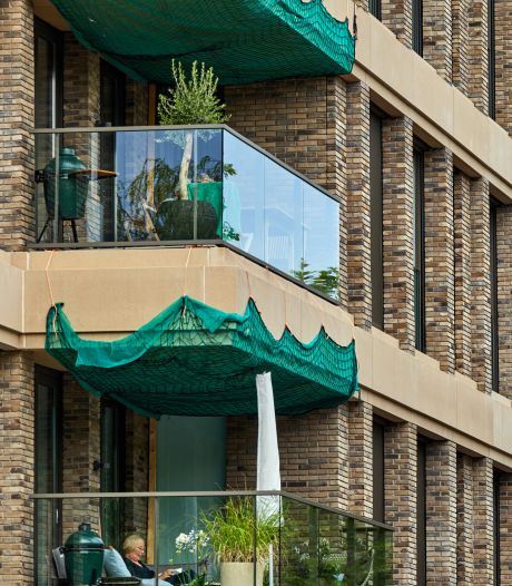 Plafonds peperdure flats vallen naar beneden, bouwer hangt vangnetten op: 'Om letsel te voorkomen'