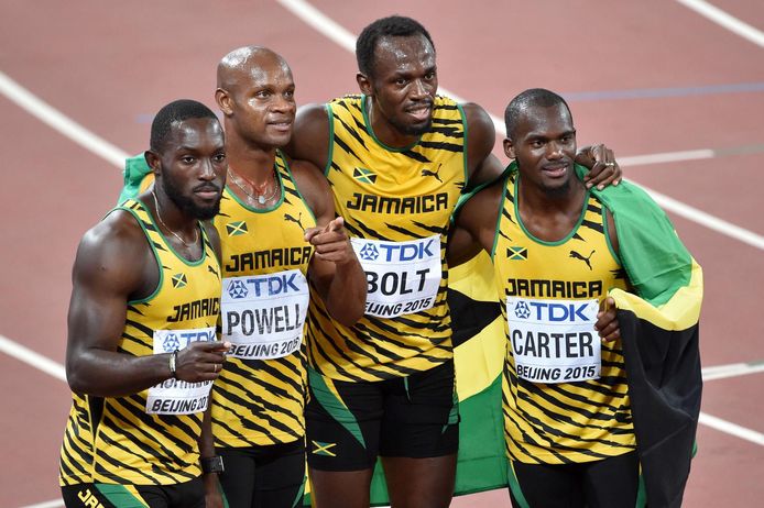 Nickel Ashmeade, Astafa Powell, Usain Bolt and Nesta Carter vieren het goud op de 4x100 meter op het WK in Beijing.
