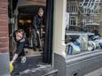 Het personeel  is bezig met schoonmaken van restaurant Lukt in Venlo is hard aan het werk om de vloer van de zaak droog en schoon te krijgen na het noodweer van donderdag.