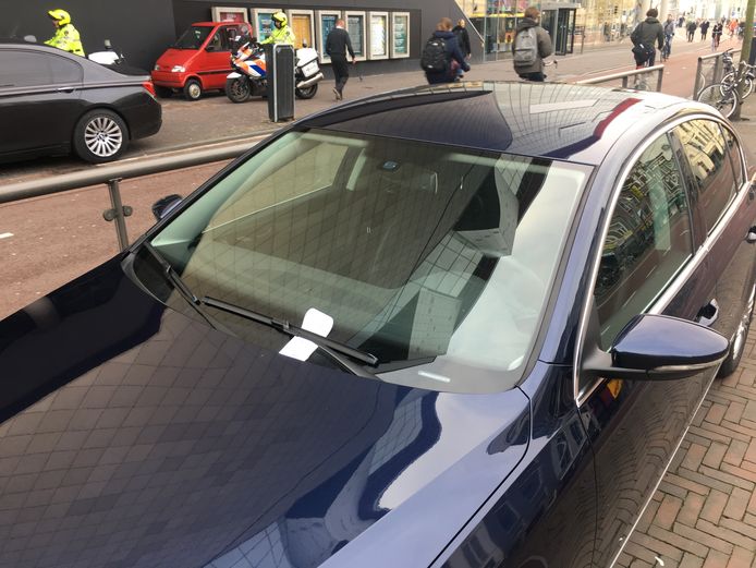 De auto voor TivoliVredenburg stond fout geparkeerd en werd bekeurd.