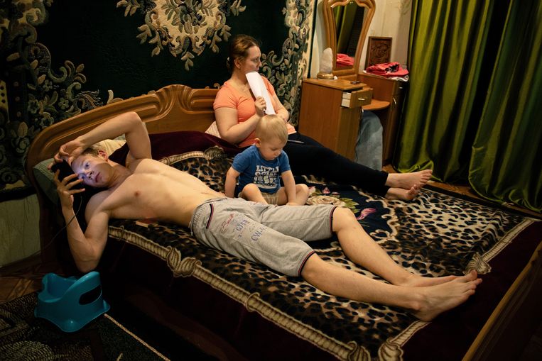 Versluis volgde gezinnen die gevlucht zijn uit Debaltseve, de geboorteplaats van haar oma. Zoals Oksana en haar zonen Nicolai en Leonidas in Zaporizja, 2017. Beeld Karine Zenja Versluis