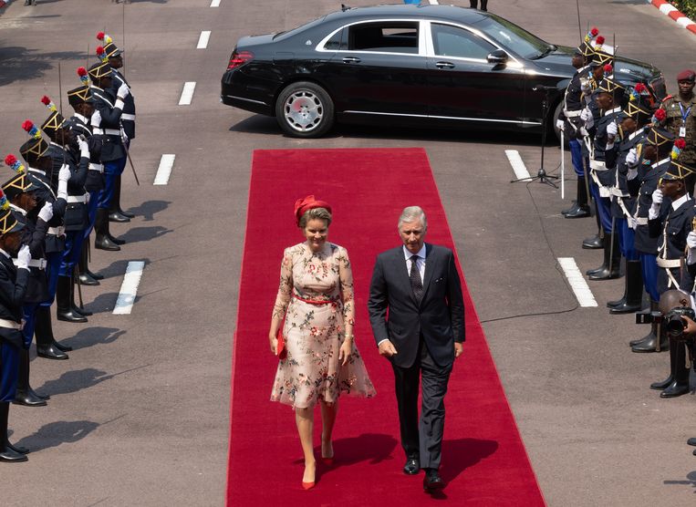 Het Belgische koningspaar arriveert voor een ceremonie in Kinshasa.  Beeld BELGA