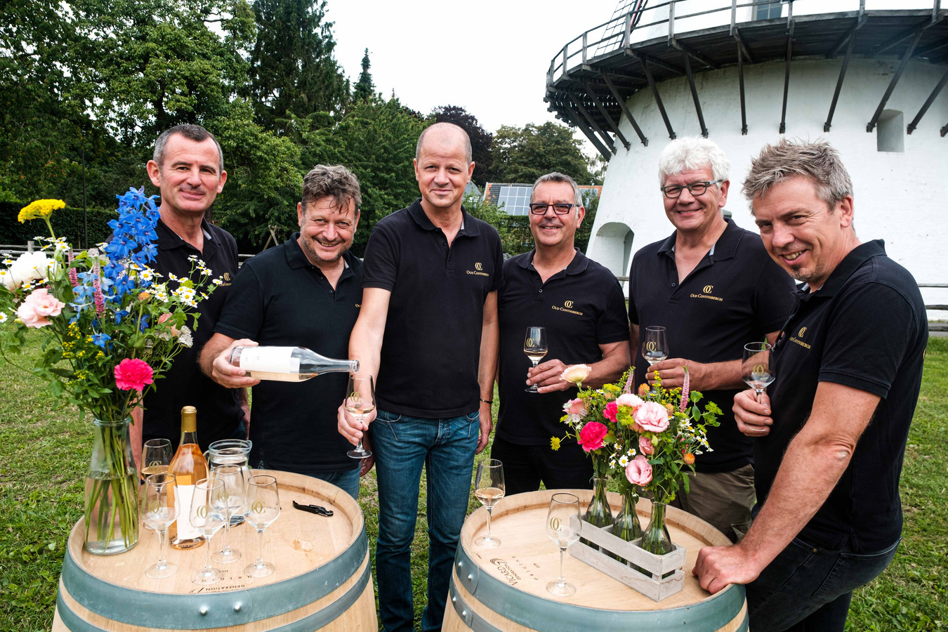 De wijnvrienden van Wijndomein Oud Conynsbergh met Lode Van den Brande (midden)
