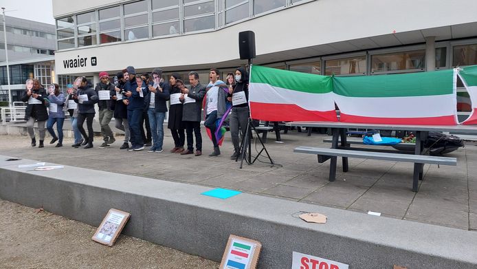 Iraanse studenten protesteren op het centrale plein van de Universiteit Twente