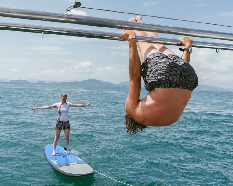 Janneke en Arie. peddelen in het water.
 Beeld Rebecca Fertinel