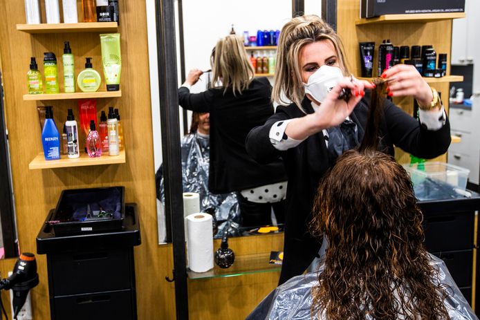 Kapsalon Haarmode Brommert in Geldrop opende na de lockdown in het voorjaar om 0.00 uur de zaak om direct klanten te kunnen knippen.