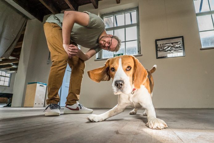 Sam Ninaber van Eijben neemt Darwin dagelijks mee naar zijn werk bij Studio Ninaber en OOMPH Industries aan de Brabantse Turfmarkt.