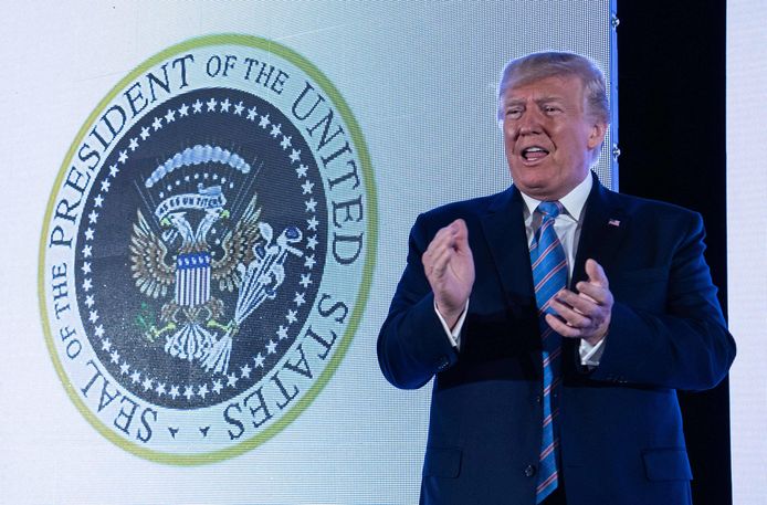 Een enthousiaste Trump tijdens de studentenbijeenkomst van Turning Point USA.