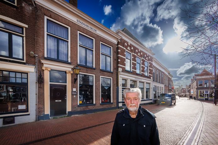 Voorzitter Bert Kuper voor het Stadsmuseum aan, nu nog, de Markt.