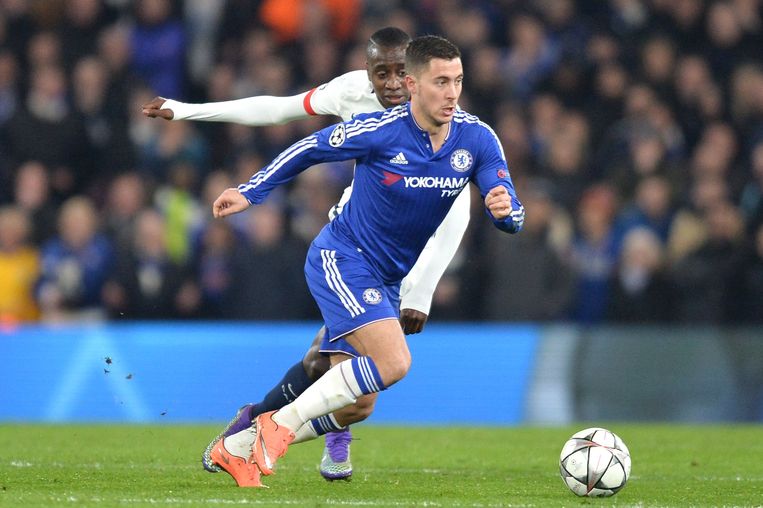 Hazard afgelopen woensdag tegen Blaise Matuidi van PSG. Beeld Photo News