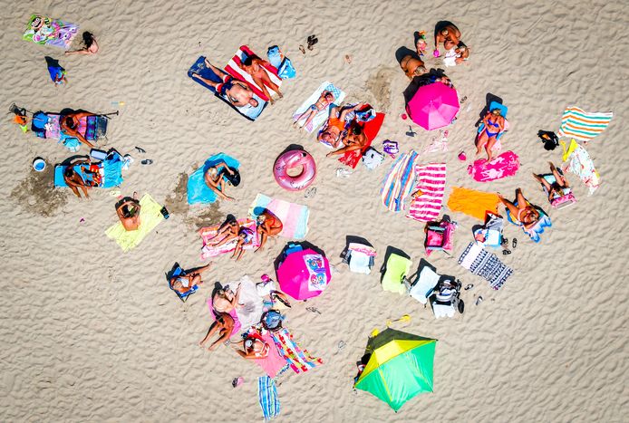 Luchtfoto van badgasten op het strand.