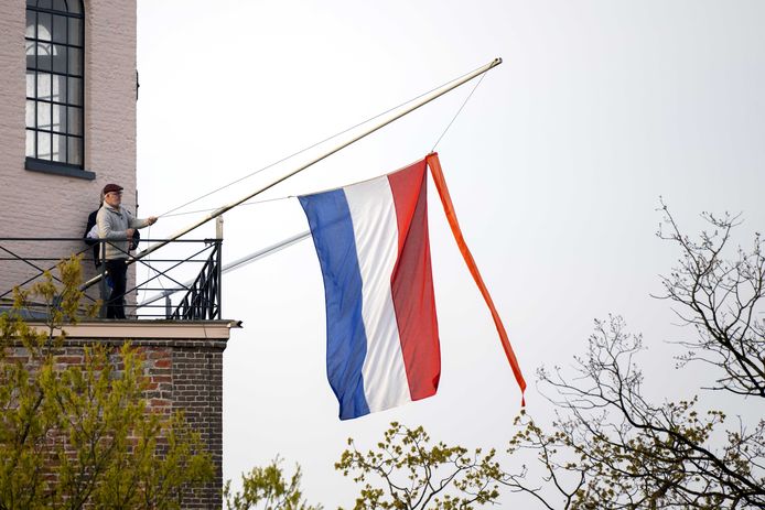 De Nederlandse vlag wordt gehesen voor Koningsdag op de Grote kerk in Emmen.