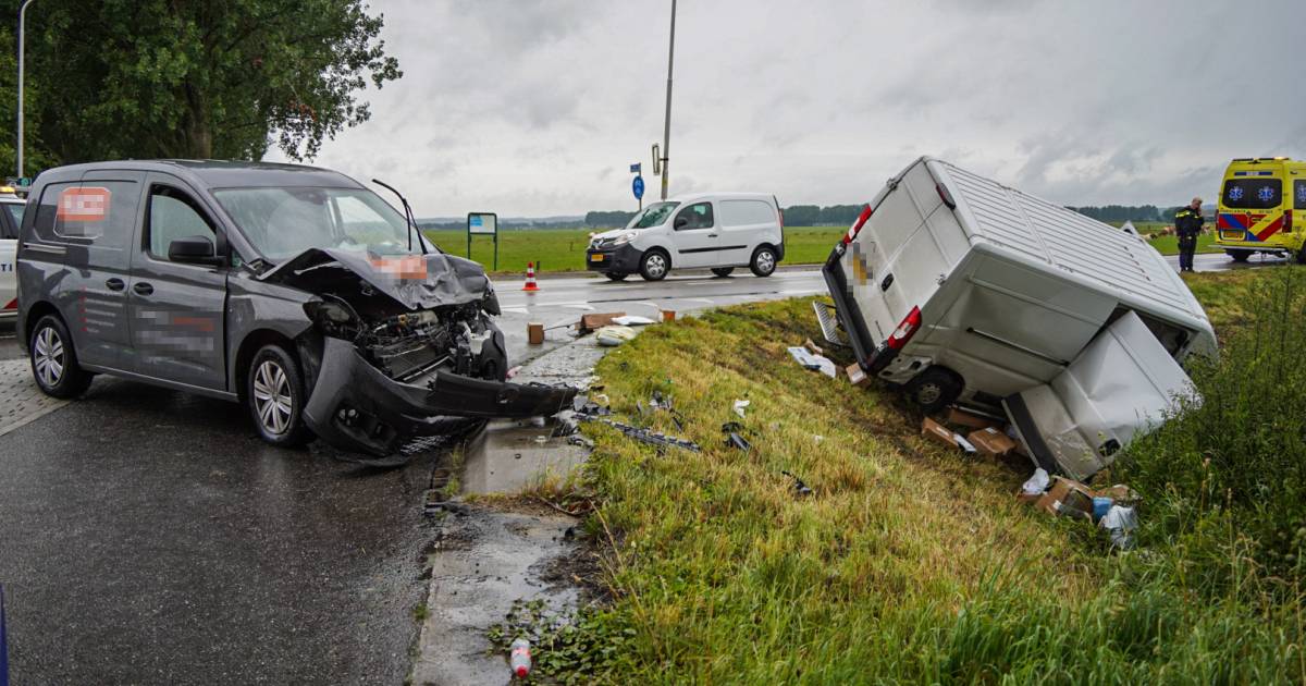 Berm bezaaid met pakketjes; twee gewonden door ongeluk met busjes.