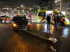 Taxi ramt lantaarnpaal na ongeval op Zuidwal in Delft