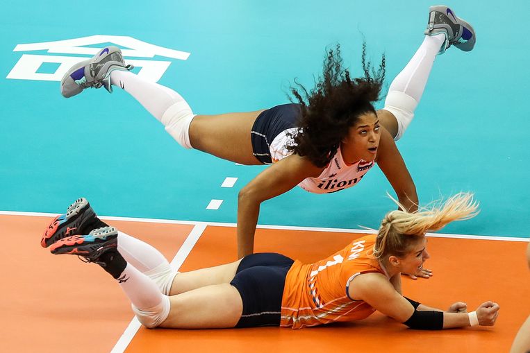 Celeste Plak en Kirsten Knip in actie tijdens de wereldkampioenschappen vrouwen volleybal in Japan.  Beeld Getty Images
