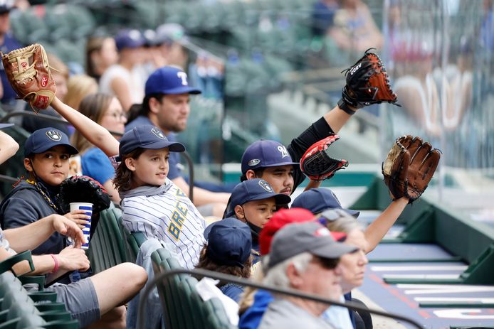Fans van de Milwaukee Brewers op de tribune bij Texas Rangers tijdens de laatste wedstrijd van de voorbereiding