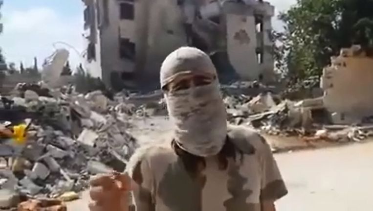 Still uit de video waarin Abu Muhammad Nederlandse moslims oproept tot een 'stevige daad' tegen de overheid. Beeld YouTube