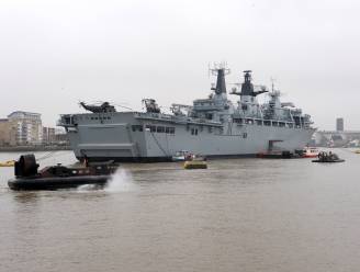 Britse “special forces” gaan via helikopters aan boord van vrachtschip dat onder controle was van illegale migranten