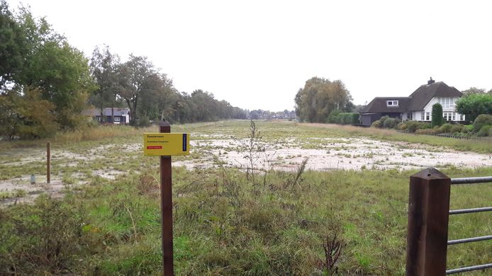 Het nieuwe Soesterveen, aangelegd op een voormalig weiland. Op de achtergrond de wijk Overhees in Soest. Het paadje dat links langs het gebied loopt heet Boerenstreek.