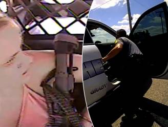 Opgepakte vrouw wrikt in politieauto handboeien los en beschiet agenten met hun eigen vuurwapen